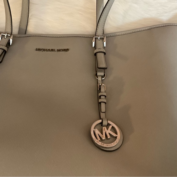 Large Michael Kor’s Tote with Lots of Compartments - Picture 9 of 12